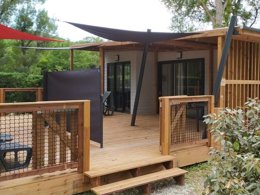 Camping Pas Cher vous présente avec son site Officiel campingpascher.fr, le Camping Flower La Rivière classé 3 étoiles, situé sur la commune de Saint Maime dans le département Alpes-de-haute-provence (Provence Alpes Côte D'azur) en France. Le camping Flower La Rivière, vous présente un hébergement de type chalet de 35 m² avec climatisation et télévision. Le camping Flower La Rivière vous propose du dimanche 05 juillet au dimanche 12 juillet 2026, en promotion à -10% pour 7 nuits à 987,30 € au lieu de 1097,0 € soit une Économie de 109,70 €. Cette location propose 146 dates différentes pour réserver votre séjour. Découvrez également les 15 autres gammes d'hébergements du camping. Les Avis clients pour le Camping Flower La Rivière sont de 7 sur 10. LacÉtang, Piscine extérieure, Animation ados, Animation enfants, Animations familiales, Aire de jeux enfants, Centre équestre, Court de tennis, Golf, Ping-pong, Plongée, Pétanque, Randonnée, Salle de fitness, Terrain de football, Terrain multisports, Bar, Boulangerie, Bureau de tabac, Dépôt de pain, Pizzeria, Plats à emporter, Snack/Bar, Supermarché, Épicerie,... En savoir plus : cliquez-ICI.