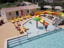 Camping Pas Cher vous présente avec son site Officiel campingpascher.fr, le Camping Flower La Rivière classé 3 étoiles, situé sur la commune de Saint Maime dans le département Alpes-de-haute-provence (Provence Alpes Côte D'azur) en France. Le camping Flower La Rivière, vous présente un hébergement de type mobil-home de 29 m² pour 5 personnes avec climatisation et télévision. Le camping Flower La Rivière vous propose du mardi 07 avril au mardi 14 avril 2026 pour 7 nuits à 469€. Cette location propose 159 dates différentes pour réserver votre séjour. Découvrez également les 15 autres gammes d'hébergements du camping. Les Avis clients pour le Camping Flower La Rivière sont de 7 sur 10. LacÉtang, Piscine extérieure, Animation ados, Animation enfants, Animations familiales, Aire de jeux enfants, Centre équestre, Court de tennis, Golf, Ping-pong, Plongée, Pétanque, Randonnée, Salle de fitness, Terrain de football, Terrain multisports, Bar, Boulangerie, Bureau de tabac, Dépôt de pain, Pizzeria, Plats à emporter, Snack/Bar, Supermarché, Épicerie,... En savoir plus : cliquez-ICI.