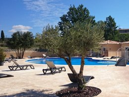 Camping Pas Cher vous présente avec son site Officiel campingpascher.fr, le Camping Le Sous Bois classé 4 étoiles, situé sur la commune de Saint Maurice D'ibie dans le département Ardèche (Rhône Alpes) en France. Le camping Le Sous Bois, vous présente un hébergement de type maison de campagne de 35 m² pour 4 personnes avec climatisation et télévision. Le camping Le Sous Bois vous propose du lundi 07 septembre au lundi 14 septembre 2026 pour 7 nuits à 252€. Cette location propose 12 dates différentes pour réserver votre séjour. Découvrez également les 15 autres gammes d'hébergements du camping. Les Avis clients pour le Camping Le Sous Bois sont excellents avec une note moyenne de 8 sur 10. Piscine extérieure, Animations familiales, Aire de jeux enfants, Baby-foot, Canoë-kayak, Centre équestre, Golf, Parcours sportif, Ping-pong, Piscine, Pétanque, Terrain de volley-ball, Terrain multisports, Bar, Dépôt de pain, Pizzeria, Plats à emporter, Snack/Bar, Supermarché, Épicerie,... En savoir plus : cliquez-ICI.