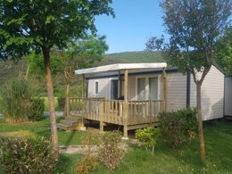 Camping Pas Cher vous présente avec son site Officiel campingpascher.fr, le Camping Le Sous Bois classé 4 étoiles, situé sur la commune de Saint Maurice D'ibie dans le département Ardèche (Rhône Alpes) en France. Le camping Le Sous Bois, vous présente un hébergement de type mobil-home de 30 m² pour 4 personnes avec climatisation et télévision. Le camping Le Sous Bois vous propose du dimanche 19 avril au dimanche 26 avril 2026 pour 7 nuits à 280€. Cette location propose 36 dates différentes pour réserver votre séjour. Découvrez également les 11 autres gammes d'hébergements du camping. Les Avis clients pour le Camping Le Sous Bois sont excellents avec une note moyenne de 8 sur 10. Piscine extérieure, Animations familiales, Aire de jeux enfants, Baby-foot, Canoë-kayak, Centre équestre, Golf, Parcours sportif, Ping-pong, Piscine, Pétanque, Terrain de volley-ball, Terrain multisports, Bar, Dépôt de pain, Pizzeria, Plats à emporter, Snack/Bar, Supermarché, Épicerie,... En savoir plus : cliquez-ICI.