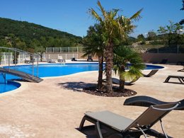 Camping Pas Cher vous présente avec son site Officiel campingpascher.fr, le Camping Le Sous Bois classé 4 étoiles, situé sur la commune de Saint Maurice D'ibie dans le département Ardèche (Rhône Alpes) en France. Le camping Le Sous Bois, vous présente un hébergement de type mobil-home de 30 m² pour 4 personnes avec climatisation et télévision. Le camping Le Sous Bois vous propose du dimanche 19 avril au dimanche 26 avril 2026 pour 7 nuits à 280€. Cette location propose 36 dates différentes pour réserver votre séjour. Découvrez également les 11 autres gammes d'hébergements du camping. Les Avis clients pour le Camping Le Sous Bois sont excellents avec une note moyenne de 8 sur 10. Piscine extérieure, Animations familiales, Aire de jeux enfants, Baby-foot, Canoë-kayak, Centre équestre, Golf, Parcours sportif, Ping-pong, Piscine, Pétanque, Terrain de volley-ball, Terrain multisports, Bar, Dépôt de pain, Pizzeria, Plats à emporter, Snack/Bar, Supermarché, Épicerie,... En savoir plus : cliquez-ICI.