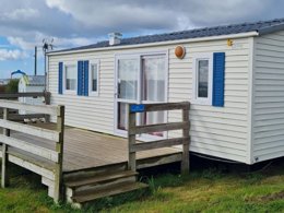 Camping Pas Cher vous présente avec son site Officiel campingpascher.fr, le Camping Menez Bichen - Paradis classé 4 étoiles, situé sur la commune de Saint Nic dans le département Finistère (Bretagne) en France. Le camping Menez Bichen - Paradis vous propose un hébergement de type mobil-home de 27 m². L'établissement vous propose 9 autres types d'hébergements. Découvrez tous nos séjours à petits prix dans la commune et aux alentours de Saint Nic du département : Finistère (Bretagne). Les Avis clients pour le Camping Menez Bichen - Paradis sont excellents avec une note moyenne de 8 sur 10. Animations familiales, Club enfants, Canoë-kayak, Centre équestre, Court de tennis, Ping-pong, Pétanque, Terrain de football, Restaurant, Snack/Bar, Supermarché, Épicerie,... En savoir plus : cliquez-ICI.