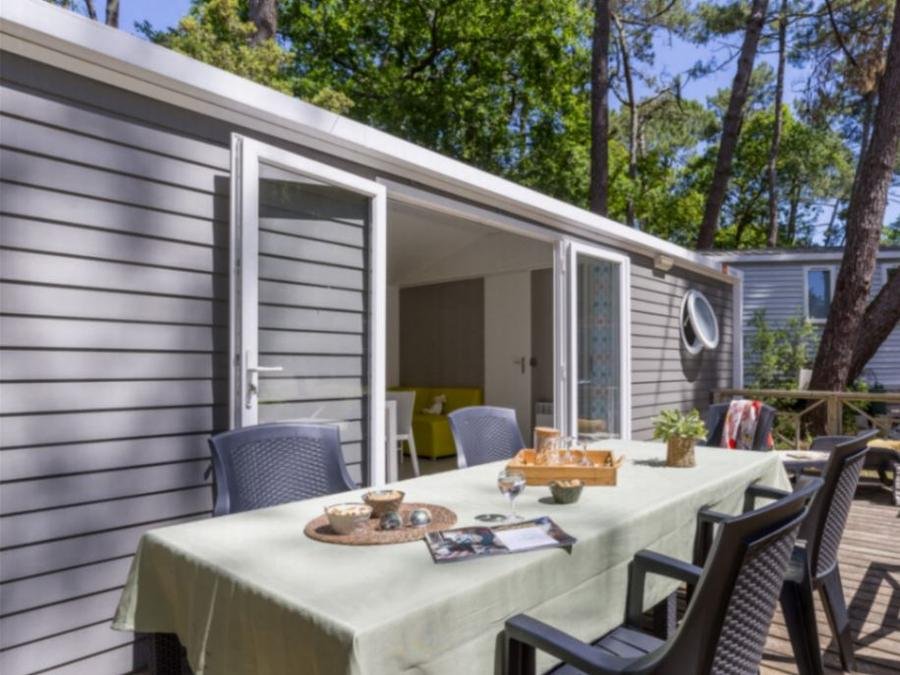 Camping Pas Cher vous présente avec son site Officiel campingpascher.fr, le Camping Le Logis classé 4 étoiles, situé sur la commune de Saint Palais Sur Mer dans le département Charente-maritime (Poitou Charentes) en France. Le camping Le Logis vous propose un hébergement de type mobil-home de 34 m² (télévision). L'établissement vous propose 22 autres types d'hébergements. Découvrez tous nos séjours à petits prix dans la commune et aux alentours de Saint Palais Sur Mer du département : Charente-maritime (Poitou Charentes). Les Avis clients pour le Camping Le Logis sont de 7 sur 10. Lagon, Piscine extérieure, Animations familiales, Aire de jeux enfants, Canoë-kayak, Centre équestre, Court de tennis, Cyclisme, Golf, Ping-pong, Piscine, Planche à voile, Pétanque, Randonnée, Surf, Terrain de basketball, Terrain de football, Terrain multisports, Bar, Dépôt de pain, Plats à emporter, Supermarché, Épicerie,... En savoir plus : cliquez-ICI.