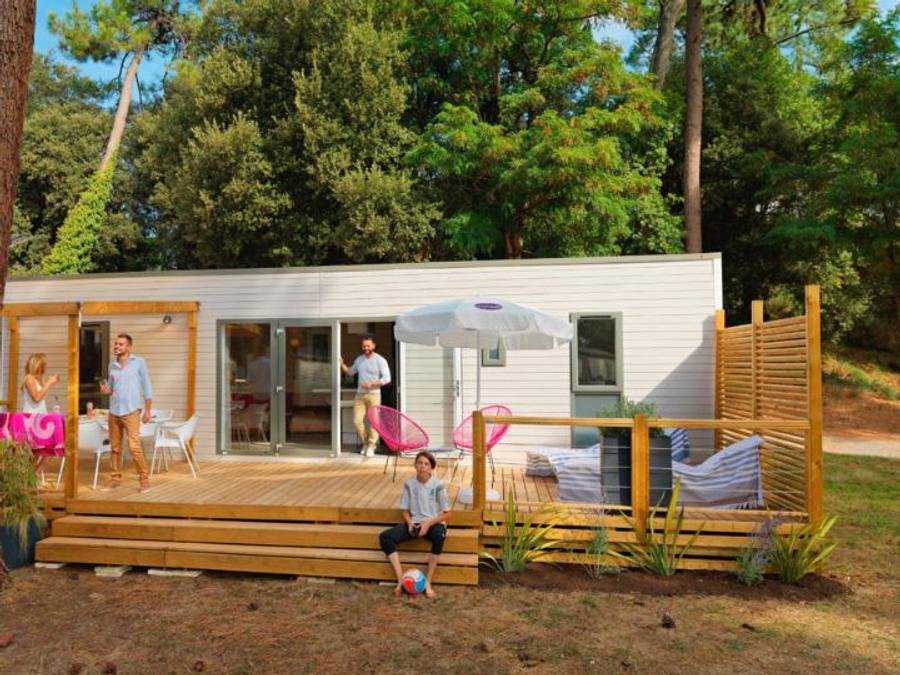 Camping Pas Cher vous présente avec son site Officiel campingpascher.fr, le Camping Le Logis classé 4 étoiles, situé sur la commune de Saint Palais Sur Mer dans le département Charente-maritime (Poitou Charentes) en France. Le camping Le Logis vous propose un hébergement de type mobil-home de 40 m² pour 2 personnes avec climatisation (télévision). L'établissement vous propose 22 autres types d'hébergements. Découvrez tous nos séjours à petits prix dans la commune et aux alentours de Saint Palais Sur Mer du département : Charente-maritime (Poitou Charentes). Les Avis clients pour le Camping Le Logis sont de 7 sur 10. Lagon, Piscine extérieure, Animations familiales, Aire de jeux enfants, Canoë-kayak, Centre équestre, Court de tennis, Cyclisme, Golf, Ping-pong, Piscine, Planche à voile, Pétanque, Randonnée, Surf, Terrain de basketball, Terrain de football, Terrain multisports, Bar, Dépôt de pain, Plats à emporter, Supermarché, Épicerie,... En savoir plus : cliquez-ICI.