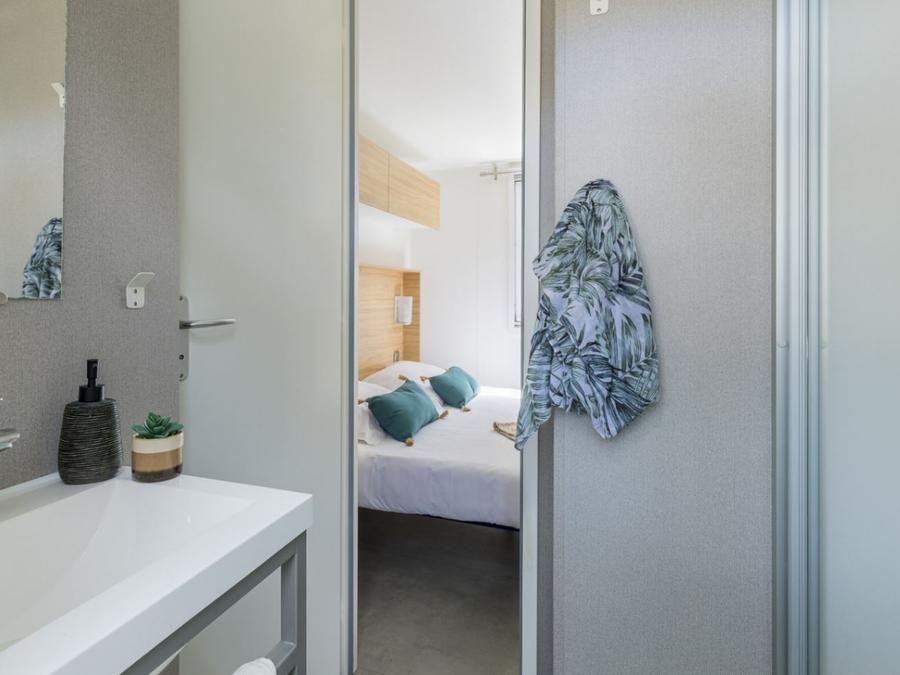 Camping Pas Cher vous présente avec son site Officiel campingpascher.fr, le Camping Le Logis classé 4 étoiles, situé sur la commune de Saint Palais Sur Mer dans le département Charente-maritime (Poitou Charentes) en France. Le camping Le Logis vous propose un hébergement de type mobil-home de 39 m² avec climatisation (télévision). L'établissement vous propose 22 autres types d'hébergements. Découvrez tous nos séjours à petits prix dans la commune et aux alentours de Saint Palais Sur Mer du département : Charente-maritime (Poitou Charentes). Les Avis clients pour le Camping Le Logis sont de 7 sur 10. Lagon, Piscine extérieure, Animations familiales, Aire de jeux enfants, Canoë-kayak, Centre équestre, Court de tennis, Cyclisme, Golf, Ping-pong, Piscine, Planche à voile, Pétanque, Randonnée, Surf, Terrain de basketball, Terrain de football, Terrain multisports, Bar, Dépôt de pain, Plats à emporter, Supermarché, Épicerie,... En savoir plus : cliquez-ICI.