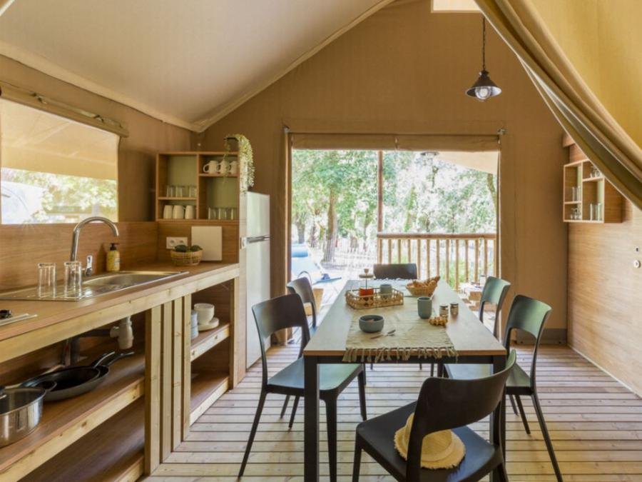Camping Pas Cher vous présente avec son site Officiel campingpascher.fr, le Camping Le Logis classé 4 étoiles, situé sur la commune de Saint Palais Sur Mer dans le département Charente-maritime (Poitou Charentes) en France. Le camping Le Logis vous propose un hébergement de type tente de 34 m² pour 2 personnes. L'établissement vous propose 22 autres types d'hébergements. Découvrez tous nos séjours à petits prix dans la commune et aux alentours de Saint Palais Sur Mer du département : Charente-maritime (Poitou Charentes). Les Avis clients pour le Camping Le Logis sont de 7 sur 10. Lagon, Piscine extérieure, Animations familiales, Aire de jeux enfants, Canoë-kayak, Centre équestre, Court de tennis, Cyclisme, Golf, Ping-pong, Piscine, Planche à voile, Pétanque, Randonnée, Surf, Terrain de basketball, Terrain de football, Terrain multisports, Bar, Dépôt de pain, Plats à emporter, Supermarché, Épicerie,... En savoir plus : cliquez-ICI.