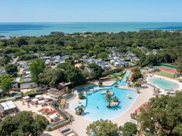 Camping Pas Cher vous présente avec son site Officiel campingpascher.fr, le Camping Le Logis classé 4 étoiles, situé sur la commune de Saint Palais Sur Mer dans le département Charente-maritime (Poitou Charentes) en France. Le camping Le Logis vous propose un hébergement de type tente de 34 m² pour 2 personnes. L'établissement vous propose 22 autres types d'hébergements. Découvrez tous nos séjours à petits prix dans la commune et aux alentours de Saint Palais Sur Mer du département : Charente-maritime (Poitou Charentes). Les Avis clients pour le Camping Le Logis sont de 7 sur 10. Lagon, Piscine extérieure, Animations familiales, Aire de jeux enfants, Canoë-kayak, Centre équestre, Court de tennis, Cyclisme, Golf, Ping-pong, Piscine, Planche à voile, Pétanque, Randonnée, Surf, Terrain de basketball, Terrain de football, Terrain multisports, Bar, Dépôt de pain, Plats à emporter, Supermarché, Épicerie,... En savoir plus : cliquez-ICI.