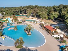 Camping Pas Cher vous présente avec son site Officiel campingpascher.fr, le Camping Le Logis classé 4 étoiles, situé sur la commune de Saint Palais Sur Mer dans le département Charente-maritime (Poitou Charentes) en France. Le camping Le Logis vous propose un hébergement de type mobil-home de 40 m² (télévision). L'établissement vous propose 19 autres types d'hébergements. Découvrez tous nos séjours à petits prix dans la commune et aux alentours de Saint Palais Sur Mer du département : Charente-maritime (Poitou Charentes). Les Avis clients pour le Camping Le Logis sont de 7 sur 10. Lagon, Piscine extérieure, Animations familiales, Aire de jeux enfants, Canoë-kayak, Centre équestre, Court de tennis, Cyclisme, Golf, Ping-pong, Piscine, Planche à voile, Pétanque, Randonnée, Surf, Terrain de basketball, Terrain de football, Terrain multisports, Bar, Dépôt de pain, Plats à emporter, Supermarché, Épicerie,... En savoir plus : cliquez-ICI.