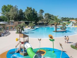 Camping Pas Cher vous présente avec son site Officiel campingpascher.fr, le Camping Le Logis classé 4 étoiles, situé sur la commune de Saint Palais Sur Mer dans le département Charente-maritime (Poitou Charentes) en France. Le camping Le Logis vous propose un hébergement de type mobil-home de 40 m² pour 2 personnes avec climatisation (télévision). L'établissement vous propose 19 autres types d'hébergements. Découvrez tous nos séjours à petits prix dans la commune et aux alentours de Saint Palais Sur Mer du département : Charente-maritime (Poitou Charentes). Les Avis clients pour le Camping Le Logis sont de 7 sur 10. Lagon, Piscine extérieure, Animations familiales, Aire de jeux enfants, Canoë-kayak, Centre équestre, Court de tennis, Cyclisme, Golf, Ping-pong, Piscine, Planche à voile, Pétanque, Randonnée, Surf, Terrain de basketball, Terrain de football, Terrain multisports, Bar, Dépôt de pain, Plats à emporter, Supermarché, Épicerie,... En savoir plus : cliquez-ICI.