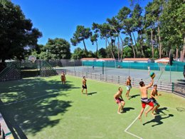 Camping Pas Cher vous présente avec son site Officiel campingpascher.fr, le Camping Le Logis classé 4 étoiles, situé sur la commune de Saint Palais Sur Mer dans le département Charente-maritime (Poitou Charentes) en France. Le camping Le Logis, vous présente un hébergement de type mobil-home de 31 m² pour 2 personnes. Le camping Le Logis vous propose du dimanche 06 septembre au dimanche 13 septembre 2026, en promotion à -22% pour 7 nuits à 286,40 € au lieu de 368,0 € soit une Économie de 81,60 €. Cette location propose 50 dates différentes pour réserver votre séjour. Découvrez également les 9 autres gammes d'hébergements du camping. Les Avis clients pour le Camping Le Logis sont de 7 sur 10. Lagon, Piscine extérieure, Animations familiales, Aire de jeux enfants, Canoë-kayak, Centre équestre, Court de tennis, Cyclisme, Golf, Ping-pong, Piscine, Planche à voile, Pétanque, Randonnée, Surf, Terrain de basketball, Terrain de football, Terrain multisports, Bar, Dépôt de pain, Plats à emporter, Supermarché, Épicerie,... En savoir plus : cliquez-ICI.