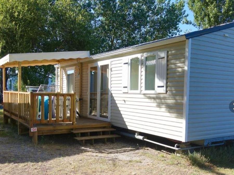 Camping Pas Cher vous présente avec son site Officiel campingpascher.fr, le Camping Paradis Les Pins - Royan classé 4 étoiles, situé sur la commune de Saint Palais Sur Mer dans le département Charente-maritime (Poitou Charentes) en France. Le camping Paradis Les Pins - Royan, vous présente un hébergement de type mobil-home pour 4 personnes et télévision. Le camping Paradis Les Pins - Royan vous propose du sam. 15 août au sam. 22 août 2026, en promotion à -5% pour 7 nuits à 949 € au lieu de 999,0 € soit une Économie de 50 €. Cette location propose 39 dates différentes pour réserver votre séjour. Découvrez également les 21 autres gammes d'hébergements du camping. Les Avis clients pour le Camping Paradis Les Pins - Royan sont excellents avec une note moyenne de 8 sur 10. Piscine couverte, Piscine extérieure, Animations familiales, Club enfants, Aire de jeux enfants, Baby-foot, Centre équestre, Cyclisme, Flipper, Location de bateaux, Paddle, Ping-pong, Plongée, Pétanque, Randonnée, Salle de jeux vidéo, Structure gonflable enfants, Surf, Terrain de football, Trampoline, Bar, Boulangerie, Bureau de tabac, Dépôt de pain, Plats à emporter, Restaurant, Snack/Bar, Station-service, Supermarché, Épicerie,... En savoir plus : cliquez-ICI.