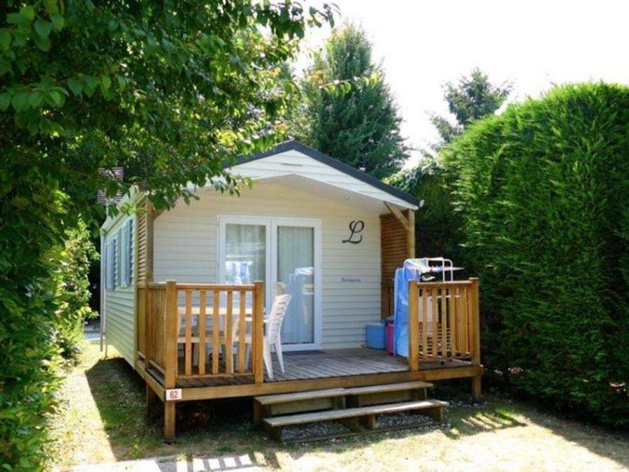 Camping Pas Cher vous présente avec son site Officiel campingpascher.fr, le Camping Paradis Les Pins - Royan classé 4 étoiles, situé sur la commune de Saint Palais Sur Mer dans le département Charente-maritime (Poitou Charentes) en France. Le camping Paradis Les Pins - Royan, vous présente un hébergement de type mobil-home de 23 m² pour 2 personnes et télévision. Le camping Paradis Les Pins - Royan vous propose du dimanche 28 juin au dimanche 05 juillet 2026, en promotion à -9% pour 7 nuits à 199 € au lieu de 219,0 € soit une Économie de 20 €. Cette location propose 51 dates différentes pour réserver votre séjour. Découvrez également les 21 autres gammes d'hébergements du camping. Les Avis clients pour le Camping Paradis Les Pins - Royan sont excellents avec une note moyenne de 8 sur 10. Piscine couverte, Piscine extérieure, Animations familiales, Club enfants, Aire de jeux enfants, Baby-foot, Centre équestre, Cyclisme, Flipper, Location de bateaux, Paddle, Ping-pong, Plongée, Pétanque, Randonnée, Salle de jeux vidéo, Structure gonflable enfants, Surf, Terrain de football, Trampoline, Bar, Boulangerie, Bureau de tabac, Dépôt de pain, Plats à emporter, Restaurant, Snack/Bar, Station-service, Supermarché, Épicerie,... En savoir plus : cliquez-ICI.