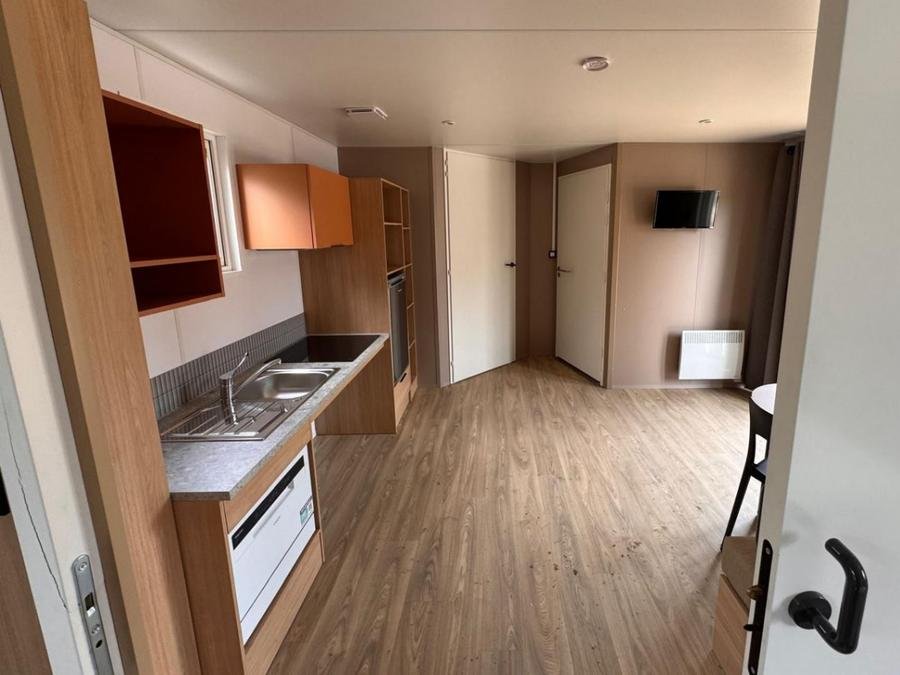 Camping Pas Cher vous présente avec son site Officiel campingpascher.fr, le Camping Paradis Les Pins - Royan classé 4 étoiles, situé sur la commune de Saint Palais Sur Mer dans le département Charente-maritime (Poitou Charentes) en France. Le camping Paradis Les Pins - Royan, vous présente un hébergement de type mobil-home de 30 m² pour 4 personnes avec climatisation et télévision. Le camping Paradis Les Pins - Royan vous propose du sam. 26 septembre au sam. 03 octobre 2026 pour 7 nuits à 189€. Cette location propose 44 dates différentes pour réserver votre séjour. Découvrez également les 21 autres gammes d'hébergements du camping. Les Avis clients pour le Camping Paradis Les Pins - Royan sont excellents avec une note moyenne de 8 sur 10. Piscine couverte, Piscine extérieure, Animations familiales, Club enfants, Aire de jeux enfants, Baby-foot, Centre équestre, Cyclisme, Flipper, Location de bateaux, Paddle, Ping-pong, Plongée, Pétanque, Randonnée, Salle de jeux vidéo, Structure gonflable enfants, Surf, Terrain de football, Trampoline, Bar, Boulangerie, Bureau de tabac, Dépôt de pain, Plats à emporter, Restaurant, Snack/Bar, Station-service, Supermarché, Épicerie,... En savoir plus : cliquez-ICI.