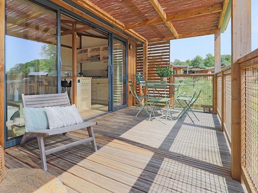 Camping Pas Cher vous présente avec son site Officiel campingpascher.fr, le Camping Paradis Des Pins - Royan classé 4 étoiles, situé sur la commune de Saint Palais Sur Mer dans le département Charente-maritime (Poitou Charentes) en France. Le camping Paradis Des Pins - Royan vous propose un hébergement de type chalet. L'établissement vous propose 22 autres types d'hébergements. Découvrez tous nos séjours à petits prix dans la commune et aux alentours de Saint Palais Sur Mer du département : Charente-maritime (Poitou Charentes). Les Avis clients pour le Camping Paradis Des Pins - Royan sont excellents avec une note moyenne de 8 sur 10. Piscine couverte, Piscine extérieure, Animations familiales, Club enfants, Aire de jeux enfants, Baby-foot, Centre équestre, Cyclisme, Flipper, Location de bateaux, Paddle, Ping-pong, Plongée, Pétanque, Randonnée, Salle de jeux vidéo, Structure gonflable enfants, Surf, Terrain de football, Trampoline, Bar, Boulangerie, Bureau de tabac, Dépôt de pain, Plats à emporter, Restaurant, Snack/Bar, Station-service, Supermarché, Épicerie,... En savoir plus : cliquez-ICI.