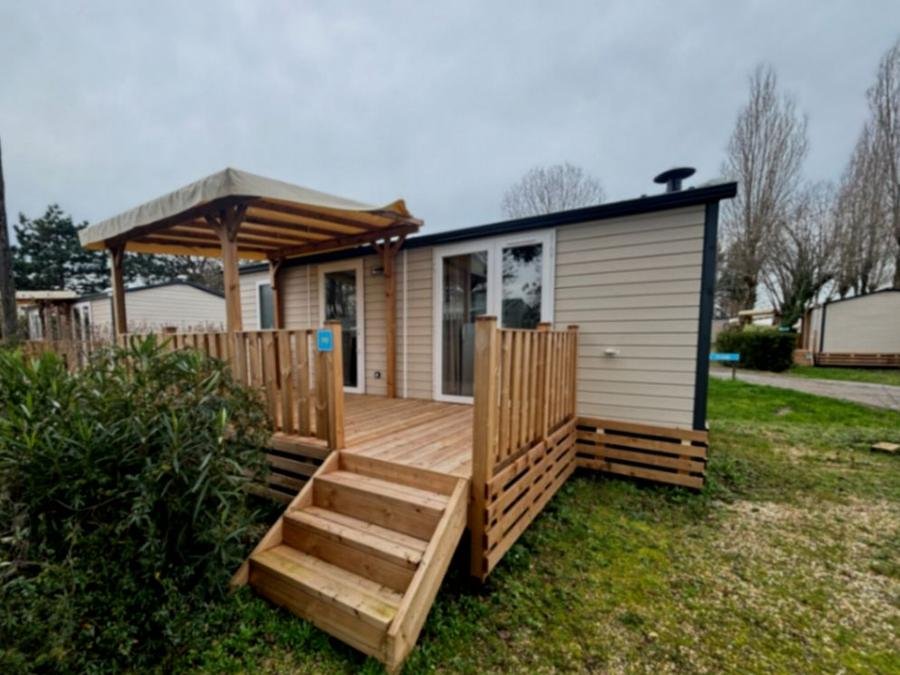 Camping Pas Cher vous présente avec son site Officiel campingpascher.fr, le Camping Paradis Les Pins - Royan classé 4 étoiles, situé sur la commune de Saint Palais Sur Mer dans le département Charente-maritime (Poitou Charentes) en France. Le camping Paradis Les Pins - Royan, vous présente un hébergement de type mobil-home de 30 m² avec climatisation et télévision. Le camping Paradis Les Pins - Royan vous propose du dimanche 26 juillet au dimanche 02 août 2026, en promotion à -4% pour 7 nuits à 1049 € au lieu de 1099,0 € soit une Économie de 50 €. Cette location propose 47 dates différentes pour réserver votre séjour. Découvrez également les 21 autres gammes d'hébergements du camping. Les Avis clients pour le Camping Paradis Les Pins - Royan sont excellents avec une note moyenne de 8 sur 10. Piscine couverte, Piscine extérieure, Animations familiales, Club enfants, Aire de jeux enfants, Baby-foot, Centre équestre, Cyclisme, Flipper, Location de bateaux, Paddle, Ping-pong, Plongée, Pétanque, Randonnée, Salle de jeux vidéo, Structure gonflable enfants, Surf, Terrain de football, Trampoline, Bar, Boulangerie, Bureau de tabac, Dépôt de pain, Plats à emporter, Restaurant, Snack/Bar, Station-service, Supermarché, Épicerie,... En savoir plus : cliquez-ICI.