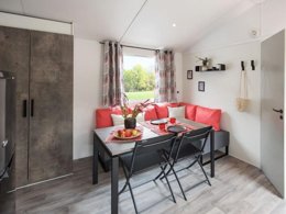 Camping Pas Cher vous présente avec son site Officiel campingpascher.fr, le Camping Paradis Des Pins - Royan classé 4 étoiles, situé sur la commune de Saint Palais Sur Mer dans le département Charente-maritime (Poitou Charentes) en France. Le camping Paradis Des Pins - Royan, vous présente un hébergement de type mobil-home de 28 m² pour 4 personnes et télévision. Le camping Paradis Des Pins - Royan vous propose du sam. 30 mai au sam. 06 juin 2026, en promotion à -20% pour 7 nuits à 189 € au lieu de 238,0 € soit une Économie de 49 €. Cette location propose 29 dates différentes pour réserver votre séjour. Découvrez également les 20 autres gammes d'hébergements du camping. Les Avis clients pour le Camping Paradis Des Pins - Royan sont excellents avec une note moyenne de 8 sur 10. Piscine couverte, Piscine extérieure, Animations familiales, Club enfants, Aire de jeux enfants, Baby-foot, Centre équestre, Cyclisme, Flipper, Location de bateaux, Paddle, Ping-pong, Plongée, Pétanque, Randonnée, Salle de jeux vidéo, Structure gonflable enfants, Surf, Terrain de football, Trampoline, Bar, Boulangerie, Bureau de tabac, Dépôt de pain, Plats à emporter, Restaurant, Snack/Bar, Station-service, Supermarché, Épicerie,... En savoir plus : cliquez-ICI.