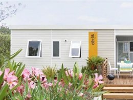 Camping Pas Cher vous présente avec son site Officiel campingpascher.fr, le Camping Paradis Des Pins - Royan classé 4 étoiles, situé sur la commune de Saint Palais Sur Mer dans le département Charente-maritime (Poitou Charentes) en France. Le camping Paradis Des Pins - Royan, vous présente un hébergement de type mobil-home de 29 m² et télévision. Le camping Paradis Des Pins - Royan vous propose du sam. 26 septembre au sam. 03 octobre 2026, en promotion à -21% pour 7 nuits à 159 € au lieu de 202,0 € soit une Économie de 43 €. Cette location propose 30 dates différentes pour réserver votre séjour. Découvrez également les 20 autres gammes d'hébergements du camping. Les Avis clients pour le Camping Paradis Des Pins - Royan sont excellents avec une note moyenne de 8 sur 10. Piscine couverte, Piscine extérieure, Animations familiales, Club enfants, Aire de jeux enfants, Baby-foot, Centre équestre, Cyclisme, Flipper, Location de bateaux, Paddle, Ping-pong, Plongée, Pétanque, Randonnée, Salle de jeux vidéo, Structure gonflable enfants, Surf, Terrain de football, Trampoline, Bar, Boulangerie, Bureau de tabac, Dépôt de pain, Plats à emporter, Restaurant, Snack/Bar, Station-service, Supermarché, Épicerie,... En savoir plus : cliquez-ICI.