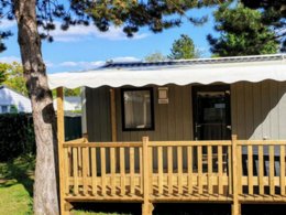 Camping Pas Cher vous présente avec son site Officiel campingpascher.fr, le Camping Paradis Des Pins - Royan classé 4 étoiles, situé sur la commune de Saint Palais Sur Mer dans le département Charente-maritime (Poitou Charentes) en France. Le camping Paradis Des Pins - Royan, vous présente un hébergement de type mobil-home de 20 m² pour 2 personnes et télévision. Le camping Paradis Des Pins - Royan vous propose du sam. 04 avril au sam. 11 avril 2026, en promotion à -20% pour 7 nuits à 189 € au lieu de 238,0 € soit une Économie de 49 €. Cette location propose 30 dates différentes pour réserver votre séjour. Découvrez également les 20 autres gammes d'hébergements du camping. Les Avis clients pour le Camping Paradis Des Pins - Royan sont excellents avec une note moyenne de 8 sur 10. Piscine couverte, Piscine extérieure, Animations familiales, Club enfants, Aire de jeux enfants, Baby-foot, Centre équestre, Cyclisme, Flipper, Location de bateaux, Paddle, Ping-pong, Plongée, Pétanque, Randonnée, Salle de jeux vidéo, Structure gonflable enfants, Surf, Terrain de football, Trampoline, Bar, Boulangerie, Bureau de tabac, Dépôt de pain, Plats à emporter, Restaurant, Snack/Bar, Station-service, Supermarché, Épicerie,... En savoir plus : cliquez-ICI.