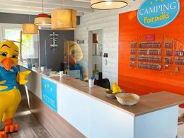 Camping Pas Cher vous présente avec son site Officiel campingpascher.fr, le Camping Paradis Des Pins - Royan classé 4 étoiles, situé sur la commune de Saint Palais Sur Mer dans le département Charente-maritime (Poitou Charentes) en France. Le camping Paradis Des Pins - Royan, vous présente un hébergement de type mobil-home pour 4 personnes et télévision. Le camping Paradis Des Pins - Royan vous propose du sam. 26 septembre au sam. 03 octobre 2026, en promotion à -21% pour 7 nuits à 159 € au lieu de 202,0 € soit une Économie de 43 €. Cette location propose 30 dates différentes pour réserver votre séjour. Découvrez également les 20 autres gammes d'hébergements du camping. Les Avis clients pour le Camping Paradis Des Pins - Royan sont excellents avec une note moyenne de 8 sur 10. Piscine couverte, Piscine extérieure, Animations familiales, Club enfants, Aire de jeux enfants, Baby-foot, Centre équestre, Cyclisme, Flipper, Location de bateaux, Paddle, Ping-pong, Plongée, Pétanque, Randonnée, Salle de jeux vidéo, Structure gonflable enfants, Surf, Terrain de football, Trampoline, Bar, Boulangerie, Bureau de tabac, Dépôt de pain, Plats à emporter, Restaurant, Snack/Bar, Station-service, Supermarché, Épicerie,... En savoir plus : cliquez-ICI.