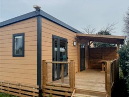 Camping Pas Cher vous présente avec son site Officiel campingpascher.fr, le Camping Paradis Des Pins - Royan classé 4 étoiles, situé sur la commune de Saint Palais Sur Mer dans le département Charente-maritime (Poitou Charentes) en France. Le camping Paradis Des Pins - Royan, vous présente un hébergement de type mobil-home de 30 m² pour 4 personnes avec climatisation et télévision. Le camping Paradis Des Pins - Royan vous propose du sam. 26 septembre au sam. 03 octobre 2026, en promotion à -20% pour 7 nuits à 199 € au lieu de 249,0 € soit une Économie de 50 €. Cette location propose 29 dates différentes pour réserver votre séjour. Découvrez également les 20 autres gammes d'hébergements du camping. Les Avis clients pour le Camping Paradis Des Pins - Royan sont excellents avec une note moyenne de 8 sur 10. Piscine couverte, Piscine extérieure, Animations familiales, Club enfants, Aire de jeux enfants, Baby-foot, Centre équestre, Cyclisme, Flipper, Location de bateaux, Paddle, Ping-pong, Plongée, Pétanque, Randonnée, Salle de jeux vidéo, Structure gonflable enfants, Surf, Terrain de football, Trampoline, Bar, Boulangerie, Bureau de tabac, Dépôt de pain, Plats à emporter, Restaurant, Snack/Bar, Station-service, Supermarché, Épicerie,... En savoir plus : cliquez-ICI.