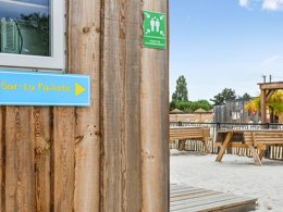 Camping Pas Cher vous présente avec son site Officiel campingpascher.fr, le Camping Paradis Des Pins - Royan classé 4 étoiles, situé sur la commune de Saint Palais Sur Mer dans le département Charente-maritime (Poitou Charentes) en France. Le camping Paradis Des Pins - Royan, vous présente un hébergement de type mobil-home de 20 m² pour 2 personnes et télévision. Le camping Paradis Des Pins - Royan vous propose du sam. 04 avril au sam. 11 avril 2026, en promotion à -20% pour 7 nuits à 189 € au lieu de 238,0 € soit une Économie de 49 €. Cette location propose 30 dates différentes pour réserver votre séjour. Découvrez également les 20 autres gammes d'hébergements du camping. Les Avis clients pour le Camping Paradis Des Pins - Royan sont excellents avec une note moyenne de 8 sur 10. Piscine couverte, Piscine extérieure, Animations familiales, Club enfants, Aire de jeux enfants, Baby-foot, Centre équestre, Cyclisme, Flipper, Location de bateaux, Paddle, Ping-pong, Plongée, Pétanque, Randonnée, Salle de jeux vidéo, Structure gonflable enfants, Surf, Terrain de football, Trampoline, Bar, Boulangerie, Bureau de tabac, Dépôt de pain, Plats à emporter, Restaurant, Snack/Bar, Station-service, Supermarché, Épicerie,... En savoir plus : cliquez-ICI.