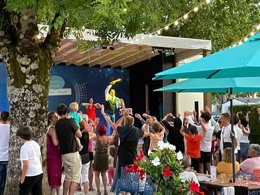 Camping Pas Cher vous présente avec son site Officiel campingpascher.fr, le Camping Paradis Des Pins - Royan classé 4 étoiles, situé sur la commune de Saint Palais Sur Mer dans le département Charente-maritime (Poitou Charentes) en France. Le camping Paradis Des Pins - Royan, vous présente un hébergement de type mobil-home de 30 m² avec climatisation et télévision. Le camping Paradis Des Pins - Royan vous propose du dimanche 27 septembre au dimanche 04 octobre 2026, en promotion à -20% pour 7 nuits à 189 € au lieu de 238,0 € soit une Économie de 49 €. Cette location propose 50 dates différentes pour réserver votre séjour. Découvrez également les 20 autres gammes d'hébergements du camping. Les Avis clients pour le Camping Paradis Des Pins - Royan sont excellents avec une note moyenne de 8 sur 10. Piscine couverte, Piscine extérieure, Animations familiales, Club enfants, Aire de jeux enfants, Baby-foot, Centre équestre, Cyclisme, Flipper, Location de bateaux, Paddle, Ping-pong, Plongée, Pétanque, Randonnée, Salle de jeux vidéo, Structure gonflable enfants, Surf, Terrain de football, Trampoline, Bar, Boulangerie, Bureau de tabac, Dépôt de pain, Plats à emporter, Restaurant, Snack/Bar, Station-service, Supermarché, Épicerie,... En savoir plus : cliquez-ICI.