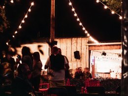 Camping Pas Cher vous présente avec son site Officiel campingpascher.fr, le Camping Paradis Des Pins - Royan classé 4 étoiles, situé sur la commune de Saint Palais Sur Mer dans le département Charente-maritime (Poitou Charentes) en France. Le camping Paradis Des Pins - Royan, vous présente un hébergement de type mobil-home de 29 m² et télévision. Le camping Paradis Des Pins - Royan vous propose du sam. 26 septembre au sam. 03 octobre 2026, en promotion à -21% pour 7 nuits à 159 € au lieu de 202,0 € soit une Économie de 43 €. Cette location propose 30 dates différentes pour réserver votre séjour. Découvrez également les 20 autres gammes d'hébergements du camping. Les Avis clients pour le Camping Paradis Des Pins - Royan sont excellents avec une note moyenne de 8 sur 10. Piscine couverte, Piscine extérieure, Animations familiales, Club enfants, Aire de jeux enfants, Baby-foot, Centre équestre, Cyclisme, Flipper, Location de bateaux, Paddle, Ping-pong, Plongée, Pétanque, Randonnée, Salle de jeux vidéo, Structure gonflable enfants, Surf, Terrain de football, Trampoline, Bar, Boulangerie, Bureau de tabac, Dépôt de pain, Plats à emporter, Restaurant, Snack/Bar, Station-service, Supermarché, Épicerie,... En savoir plus : cliquez-ICI.