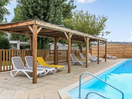 Camping Pas Cher vous présente avec son site Officiel campingpascher.fr, le Camping Paradis Des Pins - Royan classé 4 étoiles, situé sur la commune de Saint Palais Sur Mer dans le département Charente-maritime (Poitou Charentes) en France. Le camping Paradis Des Pins - Royan, vous présente un hébergement de type mobil-home de 32 m² pour 4 personnes et télévision. Le camping Paradis Des Pins - Royan vous propose du dimanche 05 avril au dimanche 12 avril 2026, en promotion à -20% pour 7 nuits à 189 € au lieu de 238,0 € soit une Économie de 49 €. Cette location propose 30 dates différentes pour réserver votre séjour. Découvrez également les 20 autres gammes d'hébergements du camping. Les Avis clients pour le Camping Paradis Des Pins - Royan sont excellents avec une note moyenne de 8 sur 10. Piscine couverte, Piscine extérieure, Animations familiales, Club enfants, Aire de jeux enfants, Baby-foot, Centre équestre, Cyclisme, Flipper, Location de bateaux, Paddle, Ping-pong, Plongée, Pétanque, Randonnée, Salle de jeux vidéo, Structure gonflable enfants, Surf, Terrain de football, Trampoline, Bar, Boulangerie, Bureau de tabac, Dépôt de pain, Plats à emporter, Restaurant, Snack/Bar, Station-service, Supermarché, Épicerie,... En savoir plus : cliquez-ICI.