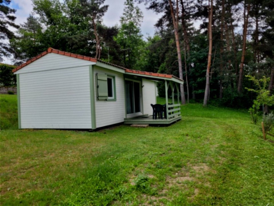Camping Pas Cher vous présente avec son site Officiel campingpascher.fr, le Camping Ushuaïa Villages Sabot classé 3 étoiles, situé sur la commune de Saint Maurice De Lignon dans le département Haute-loire (Auvergne) en France. Le camping Ushuaïa Villages Sabot vous propose un hébergement de type chalet de 28 m² pour 2 personnes (télévision). L'établissement vous propose 3 autres types d'hébergements. Découvrez tous nos séjours à petits prix dans la commune et aux alentours de Saint Maurice De Lignon du département : Haute-loire (Auvergne). Les Avis clients pour le Camping Ushuaïa Villages Sabot sont excellents avec une note moyenne de 8 sur 10. Piscine chauffée, Piscine extérieure, Aire de jeux enfants, Baby-foot, Canoë-kayak, Ping-pong, Pétanque, Randonnée, Terrain multisports, Boulangerie, Bureau de tabac, Snack/Bar,... En savoir plus : cliquez-ICI.
