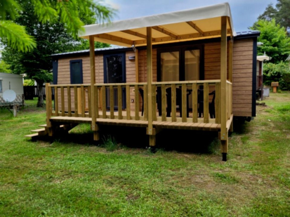 Camping Pas Cher vous présente avec son site Officiel campingpascher.fr, le Camping Ushuaïa Villages Sabot classé 3 étoiles, situé sur la commune de Saint Maurice De Lignon dans le département Haute-loire (Auvergne) en France. Le camping Ushuaïa Villages Sabot vous propose un hébergement de type mobil-home de 29 m² avec climatisation (télévision). L'établissement vous propose 3 autres types d'hébergements. Découvrez tous nos séjours à petits prix dans la commune et aux alentours de Saint Maurice De Lignon du département : Haute-loire (Auvergne). Les Avis clients pour le Camping Ushuaïa Villages Sabot sont excellents avec une note moyenne de 8 sur 10. Piscine chauffée, Piscine extérieure, Aire de jeux enfants, Baby-foot, Canoë-kayak, Ping-pong, Pétanque, Randonnée, Terrain multisports, Boulangerie, Bureau de tabac, Snack/Bar,... En savoir plus : cliquez-ICI.