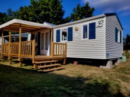 Camping Pas Cher vous présente avec son site Officiel campingpascher.fr, le Camping Ushuaïa Villages Sabot classé 3 étoiles, situé sur la commune de Saint Maurice De Lignon dans le département Haute-loire (Auvergne) en France. Le camping Ushuaïa Villages Sabot vous propose un hébergement de type mobil-home de 28 m². L'établissement vous propose 5 autres types d'hébergements. Découvrez tous nos séjours à petits prix dans la commune et aux alentours de Saint Maurice De Lignon du département : Haute-loire (Auvergne). Les Avis clients pour le Camping Ushuaïa Villages Sabot sont excellents avec une note moyenne de 8 sur 10. Piscine chauffée, Piscine extérieure, Aire de jeux enfants, Baby-foot, Canoë-kayak, Ping-pong, Pétanque, Randonnée, Terrain multisports, Boulangerie, Bureau de tabac, Snack/Bar,... En savoir plus : cliquez-ICI.