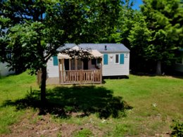 Camping Pas Cher vous présente avec son site Officiel campingpascher.fr, le Camping Ushuaïa Villages Sabot classé 3 étoiles, situé sur la commune de Saint Maurice De Lignon dans le département Haute-loire (Auvergne) en France. Le camping Ushuaïa Villages Sabot vous propose un hébergement de type mobil-home de 28 m² pour 2 personnes (télévision). L'établissement vous propose 5 autres types d'hébergements. Découvrez tous nos séjours à petits prix dans la commune et aux alentours de Saint Maurice De Lignon du département : Haute-loire (Auvergne). Les Avis clients pour le Camping Ushuaïa Villages Sabot sont excellents avec une note moyenne de 8 sur 10. Piscine chauffée, Piscine extérieure, Aire de jeux enfants, Baby-foot, Canoë-kayak, Ping-pong, Pétanque, Randonnée, Terrain multisports, Boulangerie, Bureau de tabac, Snack/Bar,... En savoir plus : cliquez-ICI.