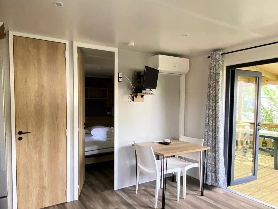 Camping Pas Cher vous présente avec son site Officiel campingpascher.fr, le Camping La Clairière classé 4 étoiles, situé sur la commune de Saint Paul En Born dans le département Landes (Aquitaine) en France. Le camping La Clairière, vous présente un hébergement de type mobil-home de 24 m² pour 2 personnes avec climatisation et télévision. Le camping La Clairière vous proposeun séjour PAS CHER avec une REMISEdu mardi 09 juin au mardi 16 juin 2026, en promotion à -30% pour 7 nuits à 189 € au lieu de 270,0 € soit une Économie de 81 €. Cette location propose 33 dates différentes pour réserver votre séjour. Découvrez également les 10 autres gammes d'hébergements du camping. Les Avis clients pour le Camping La Clairière sont excellents avec une note moyenne de 8 sur 10. MerRivière, Piscine chauffée, Piscine extérieure, Animation ados, Animations familiales, Club enfants, Aire de jeux enfants, Canoë-kayak, Court de tennis, Cyclisme, Golf, Paddle, Ping-pong, Pétanque, Salle de fitness, Sports nautiques, Surf, Terrain de football, Terrain de volley-ball, Terrain multisports, Voile, Bar, Dépôt de pain, Plats à emporter, Restaurant,... En savoir plus : cliquez-ICI.