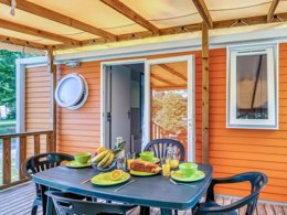 Camping Pas Cher vous présente avec son site Officiel campingpascher.fr, le Camping Maeva Escapades La Clairière classé 4 étoiles, situé sur la commune de Saint Paul En Born dans le département Landes (Aquitaine) en France. Le camping Maeva Escapades La Clairière, vous présente un hébergement de type mobil-home de 33 m² pour 6 personnes et télévision. Le camping Maeva Escapades La Clairière vous proposeun séjour PAS CHER avec une REMISEdu mardi 19 mai au mardi 26 mai 2026, en promotion à -30% pour 7 nuits à 239 € au lieu de 341,43 € soit une Économie de 102,43 €. Cette location propose 104 dates différentes pour réserver votre séjour. Découvrez également les 10 autres gammes d'hébergements du camping. Les Avis clients pour le Camping Maeva Escapades La Clairière sont excellents avec une note moyenne de 8 sur 10. MerRivière, Piscine chauffée, Piscine extérieure, Animation ados, Animations familiales, Club enfants, Aire de jeux enfants, Canoë-kayak, Court de tennis, Cyclisme, Golf, Paddle, Ping-pong, Pétanque, Salle de fitness, Sports nautiques, Surf, Terrain de football, Terrain de volley-ball, Terrain multisports, Voile, Bar, Dépôt de pain, Plats à emporter, Restaurant,... En savoir plus : cliquez-ICI.