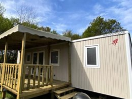 Camping Pas Cher vous présente avec son site Officiel campingpascher.fr, le Camping Maeva Escapades La Clairière classé 4 étoiles, situé sur la commune de Saint Paul En Born dans le département Landes (Aquitaine) en France. Le camping Maeva Escapades La Clairière, vous présente un hébergement de type mobil-home de 26 m² et télévision. Le camping Maeva Escapades La Clairière vous proposeun séjour PAS CHER avec une REMISEdu mardi 19 mai au mardi 26 mai 2026, en promotion à -30% pour 7 nuits à 239 € au lieu de 341,43 € soit une Économie de 102,43 €. Cette location propose 104 dates différentes pour réserver votre séjour. Découvrez également les 10 autres gammes d'hébergements du camping. Les Avis clients pour le Camping Maeva Escapades La Clairière sont excellents avec une note moyenne de 8 sur 10. MerRivière, Piscine chauffée, Piscine extérieure, Animation ados, Animations familiales, Club enfants, Aire de jeux enfants, Canoë-kayak, Court de tennis, Cyclisme, Golf, Paddle, Ping-pong, Pétanque, Salle de fitness, Sports nautiques, Surf, Terrain de football, Terrain de volley-ball, Terrain multisports, Voile, Bar, Dépôt de pain, Plats à emporter, Restaurant,... En savoir plus : cliquez-ICI.