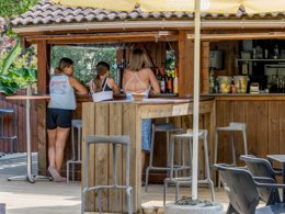 Camping Pas Cher vous présente avec son site Officiel campingpascher.fr, le Camping Maeva Escapades La Clairière classé 4 étoiles, situé sur la commune de Saint Paul En Born dans le département Landes (Aquitaine) en France. Le camping Maeva Escapades La Clairière, vous présente un hébergement de type mobil-home avec climatisation et télévision. Le camping Maeva Escapades La Clairière vous proposeun séjour PAS CHER avec une REMISEdu sam. 16 mai au sam. 23 mai 2026, en promotion à -30% pour 7 nuits à 239 € au lieu de 341,43 € soit une Économie de 102,43 €. Cette location propose 102 dates différentes pour réserver votre séjour. Découvrez également les 12 autres gammes d'hébergements du camping. Les Avis clients pour le Camping Maeva Escapades La Clairière sont excellents avec une note moyenne de 8 sur 10. MerRivière, Piscine chauffée, Piscine extérieure, Animation ados, Animations familiales, Club enfants, Aire de jeux enfants, Canoë-kayak, Court de tennis, Cyclisme, Golf, Paddle, Ping-pong, Pétanque, Salle de fitness, Sports nautiques, Surf, Terrain de football, Terrain de volley-ball, Terrain multisports, Voile, Bar, Dépôt de pain, Plats à emporter, Restaurant,... En savoir plus : cliquez-ICI.