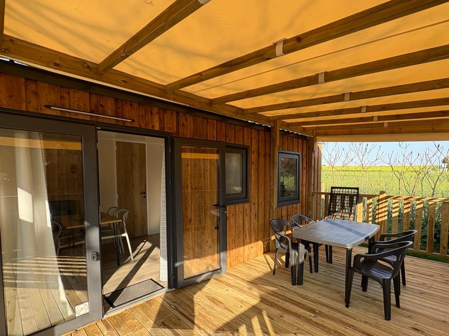 Camping Pas Cher vous présente avec son site Officiel campingpascher.fr, le Camping Flower L'Abri-Côtier classé 3 étoiles, situé sur la commune de Saint Nazaire Sur Charente dans le département Charente-maritime (Poitou Charentes) en France. Le camping Flower L'Abri-Côtier, vous présente un hébergement de type mobil-home de 24 m² et télévision. Le camping Flower L'Abri-Côtier vous propose du sam. 18 juillet au sam. 25 juillet 2026 pour 7 nuits à 931€. Cette location propose 5 dates différentes pour réserver votre séjour. Découvrez également les 15 autres gammes d'hébergements du camping. Les Avis clients pour le Camping Flower L'Abri-Côtier sont excellents avec une note moyenne de 8 sur 10. Piscine chauffée, Piscine couverte, Animation enfants, Animations familiales, Aire de jeux enfants, Baby-foot, Canoë-kayak, Centre équestre, Court de tennis, Golf, Paddle, Ping-pong, Piscine, Pétanque, Structure gonflable enfants, Voile, Bar, Boulangerie, Bureau de tabac, Dépôt de pain, Pizzeria, Plats à emporter, Restaurant, Snack/Bar, Station-service, Supermarché, Épicerie,... En savoir plus : cliquez-ICI.