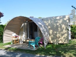 Camping Pas Cher vous présente avec son site Officiel campingpascher.fr, le Camping Flower L'Abri-Côtier classé 3 étoiles, situé sur la commune de Saint Nazaire Sur Charente dans le département Charente-maritime (Poitou Charentes) en France. Le camping Flower L'Abri-Côtier, vous présente un hébergement de type hébergement insolite de 16 m². Le camping Flower L'Abri-Côtier vous propose du sam. 12 septembre au sam. 19 septembre 2026 pour 7 nuits à 266€. Cette location propose 120 dates différentes pour réserver votre séjour. Découvrez également les 13 autres gammes d'hébergements du camping. Les Avis clients pour le Camping Flower L'Abri-Côtier sont excellents avec une note moyenne de 8 sur 10. Piscine chauffée, Piscine couverte, Animation enfants, Animations familiales, Aire de jeux enfants, Baby-foot, Canoë-kayak, Centre équestre, Court de tennis, Golf, Paddle, Ping-pong, Piscine, Pétanque, Structure gonflable enfants, Voile, Bar, Boulangerie, Bureau de tabac, Dépôt de pain, Pizzeria, Plats à emporter, Restaurant, Snack/Bar, Station-service, Supermarché, Épicerie,... En savoir plus : cliquez-ICI.
