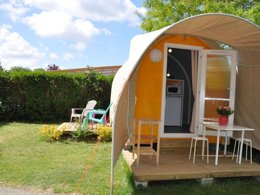 Camping Pas Cher vous présente avec son site Officiel campingpascher.fr, le Camping Flower L'Abri-Côtier classé 3 étoiles, situé sur la commune de Saint Nazaire Sur Charente dans le département Charente-maritime (Poitou Charentes) en France. Le camping Flower L'Abri-Côtier, vous présente un hébergement de type hébergement insolite de 11 m². Le camping Flower L'Abri-Côtier vous propose du sam. 19 septembre au sam. 26 septembre 2026 pour 7 nuits à 224€. Cette location propose 32 dates différentes pour réserver votre séjour. Découvrez également les 13 autres gammes d'hébergements du camping. Les Avis clients pour le Camping Flower L'Abri-Côtier sont excellents avec une note moyenne de 8 sur 10. Piscine chauffée, Piscine couverte, Animation enfants, Animations familiales, Aire de jeux enfants, Baby-foot, Canoë-kayak, Centre équestre, Court de tennis, Golf, Paddle, Ping-pong, Piscine, Pétanque, Structure gonflable enfants, Voile, Bar, Boulangerie, Bureau de tabac, Dépôt de pain, Pizzeria, Plats à emporter, Restaurant, Snack/Bar, Station-service, Supermarché, Épicerie,... En savoir plus : cliquez-ICI.