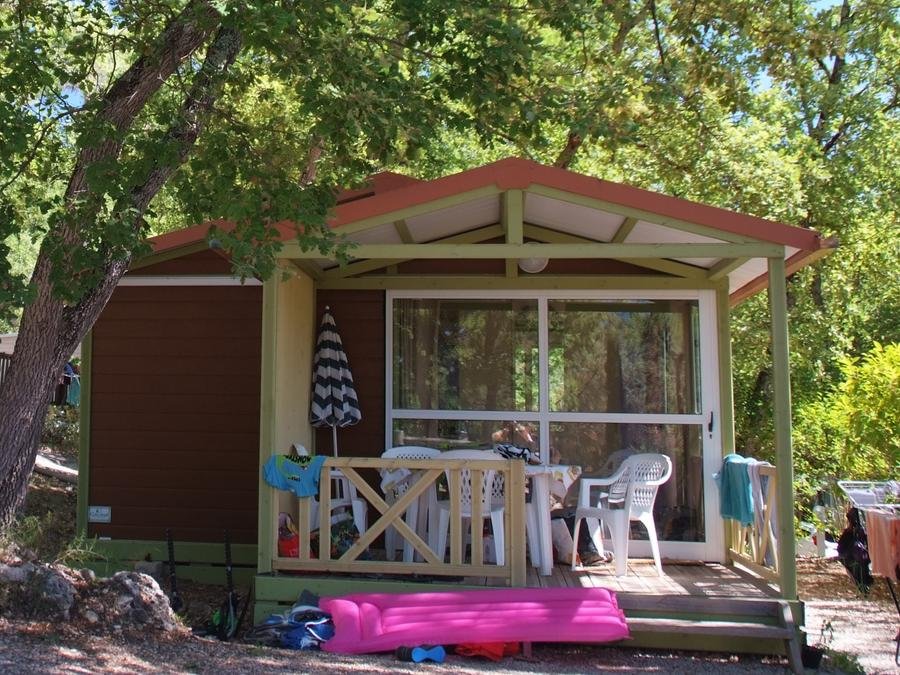 Camping Pas Cher vous présente avec son site Officiel campingpascher.fr, le Camping Le Parc classé 4 étoiles, situé sur la commune de Saint Paul En Forêt dans le département Var (Provence Alpes Côte D'azur) en France. Le camping Le Parc, vous présente un hébergement de type chalet de 25 m² pour 2 personnes avec climatisation et télévision. Le camping Le Parc vous propose du dimanche 05 juillet au dimanche 12 juillet 2026, en promotion à -15% pour 7 nuits à 595 € au lieu de 700,0 € soit une Économie de 105 €. Cette location propose 87 dates différentes pour réserver votre séjour. Découvrez également les 12 autres gammes d'hébergements du camping. Les Avis clients pour le Camping Le Parc sont excellents avec une note moyenne de 8 sur 10. Piscine chauffée, Piscine extérieure, Animations familiales, Club ados, Club enfants, Aire de jeux enfants, Baby-foot, Canoë-kayak, Centre équestre, Golf, Ping-pong, Pétanque, Randonnée, Structure gonflable enfants, Terrain de football, Terrain de volley-ball, Terrain multisports, Tir à l’arc, Trampoline, Dépôt de pain, Plats à emporter, Snack/Bar, Épicerie,... En savoir plus : cliquez-ICI.