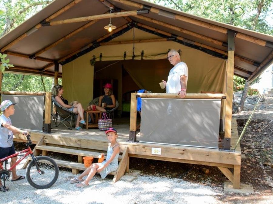 Camping Pas Cher vous présente avec son site Officiel campingpascher.fr, le Camping Le Parc classé 4 étoiles, situé sur la commune de Saint Paul En Forêt dans le département Var (Provence Alpes Côte D'azur) en France. Le camping Le Parc, vous présente un hébergement de type tente en toile et bois de 34 m² pour 1 personne. Le camping Le Parc vous propose du sam. 18 juillet au sam. 25 juillet 2026, en promotion à -10% pour 7 nuits à 675 € au lieu de 750,0 € soit une Économie de 75 €. Cette location propose 44 dates différentes pour réserver votre séjour. Découvrez également les 12 autres gammes d'hébergements du camping. Les Avis clients pour le Camping Le Parc sont excellents avec une note moyenne de 8 sur 10. Piscine chauffée, Piscine extérieure, Animations familiales, Club ados, Club enfants, Aire de jeux enfants, Baby-foot, Canoë-kayak, Centre équestre, Golf, Ping-pong, Pétanque, Randonnée, Structure gonflable enfants, Terrain de football, Terrain de volley-ball, Terrain multisports, Tir à l’arc, Trampoline, Dépôt de pain, Plats à emporter, Snack/Bar, Épicerie,... En savoir plus : cliquez-ICI.