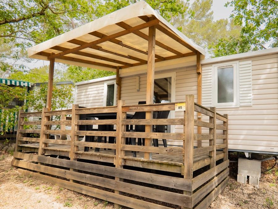 Camping Pas Cher vous présente avec son site Officiel campingpascher.fr, le Camping Le Parc classé 4 étoiles, situé sur la commune de Saint Paul En Forêt dans le département Var (Provence Alpes Côte D'azur) en France. Le camping Le Parc, vous présente un hébergement de type mobil-home de 26 m² pour 1 personne avec climatisation et télévision. Le camping Le Parc vous propose du sam. 04 juillet au sam. 11 juillet 2026, en promotion à -15% pour 7 nuits à 637,50 € au lieu de 750,0 € soit une Économie de 112,50 €. Cette location propose 87 dates différentes pour réserver votre séjour. Découvrez également les 12 autres gammes d'hébergements du camping. Les Avis clients pour le Camping Le Parc sont excellents avec une note moyenne de 8 sur 10. Piscine chauffée, Piscine extérieure, Animations familiales, Club ados, Club enfants, Aire de jeux enfants, Baby-foot, Canoë-kayak, Centre équestre, Golf, Ping-pong, Pétanque, Randonnée, Structure gonflable enfants, Terrain de football, Terrain de volley-ball, Terrain multisports, Tir à l’arc, Trampoline, Dépôt de pain, Plats à emporter, Snack/Bar, Épicerie,... En savoir plus : cliquez-ICI.