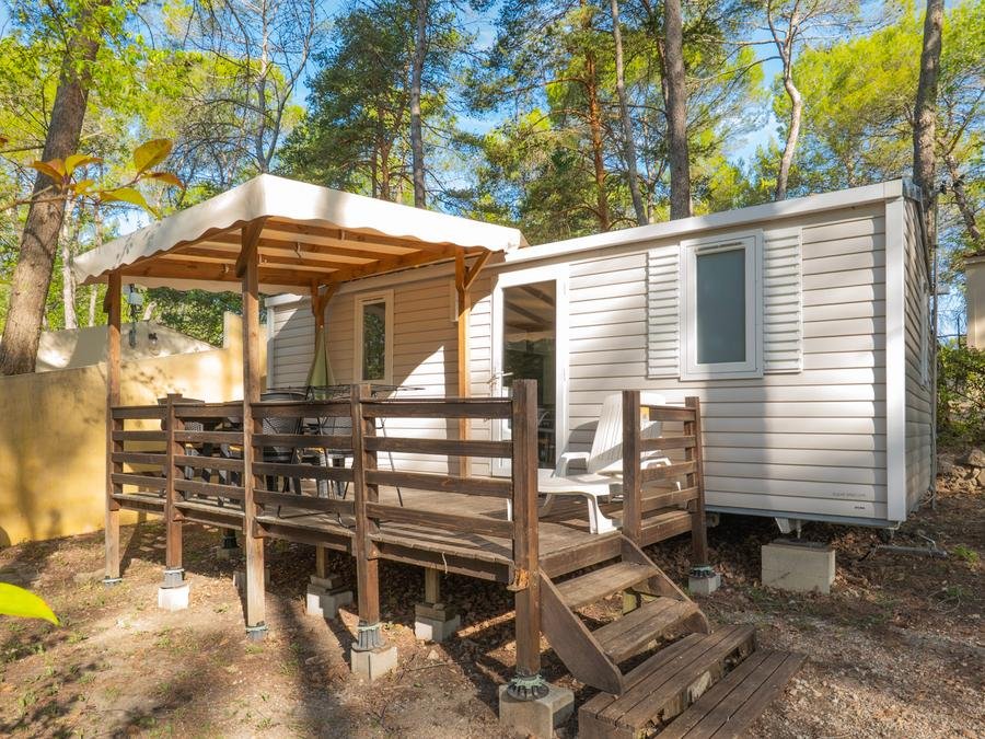 Camping Pas Cher vous présente avec son site Officiel campingpascher.fr, le Camping Le Parc classé 4 étoiles, situé sur la commune de Saint Paul En Forêt dans le département Var (Provence Alpes Côte D'azur) en France. Le camping Le Parc, vous présente un hébergement de type mobil-home de 26 m² pour 1 personne avec climatisation et télévision. Le camping Le Parc vous propose du sam. 19 septembre au sam. 26 septembre 2026 pour 7 nuits à 350€. Cette location propose 84 dates différentes pour réserver votre séjour. Découvrez également les 12 autres gammes d'hébergements du camping. Les Avis clients pour le Camping Le Parc sont excellents avec une note moyenne de 8 sur 10. Piscine chauffée, Piscine extérieure, Animations familiales, Club ados, Club enfants, Aire de jeux enfants, Baby-foot, Canoë-kayak, Centre équestre, Golf, Ping-pong, Pétanque, Randonnée, Structure gonflable enfants, Terrain de football, Terrain de volley-ball, Terrain multisports, Tir à l’arc, Trampoline, Dépôt de pain, Plats à emporter, Snack/Bar, Épicerie,... En savoir plus : cliquez-ICI.