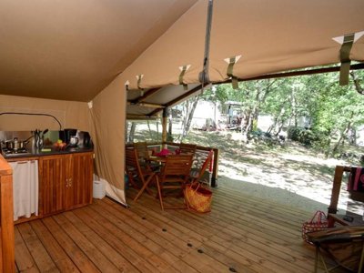 Cliquez pour découvrir toutes les photos de l'HÉBERGEMENT ! tente en toile et bois - Le Parc photo 2