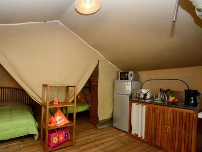 Cliquez pour découvrir toutes les photos de l'HÉBERGEMENT ! tente en toile et bois - Le Parc photo 4
