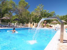 Camping Pas Cher vous présente avec son site Officiel campingpascher.fr, le Camping Le Parc classé 4 étoiles, situé sur la commune de Saint Paul En Forêt dans le département Var (Provence Alpes Côte D'azur) en France. Le camping Le Parc, vous présente un hébergement de type mobil-home de 21 m² avec climatisation et télévision. Le camping Le Parc vous propose du sam. 19 septembre au sam. 26 septembre 2026 pour 7 nuits à 300€. Cette location propose 73 dates différentes pour réserver votre séjour. Découvrez également les 12 autres gammes d'hébergements du camping. Les Avis clients pour le Camping Le Parc sont excellents avec une note moyenne de 8 sur 10. Piscine chauffée, Piscine extérieure, Animations familiales, Club ados, Club enfants, Aire de jeux enfants, Baby-foot, Canoë-kayak, Centre équestre, Golf, Ping-pong, Pétanque, Randonnée, Structure gonflable enfants, Terrain de football, Terrain de volley-ball, Terrain multisports, Tir à l’arc, Trampoline, Dépôt de pain, Plats à emporter, Snack/Bar, Épicerie,... En savoir plus : cliquez-ICI.
