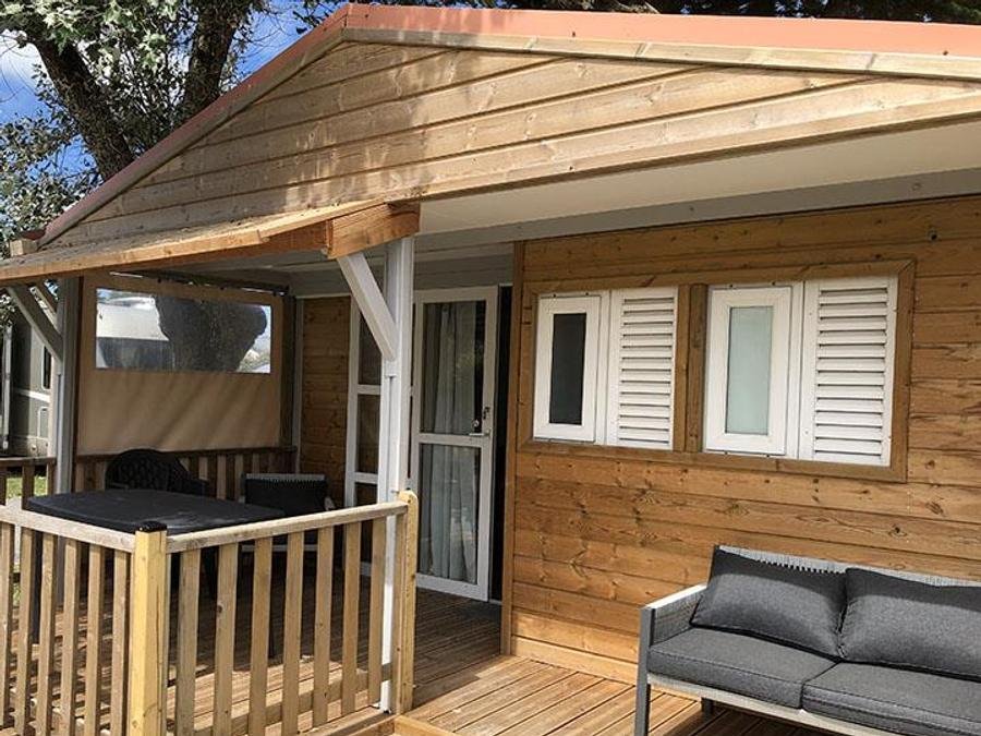 Camping Pas Cher vous présente avec son site Officiel campingpascher.fr, le Camping LES FLOTS-ATLANTIQUE classé 2 étoiles, situé sur la commune de Saint Pierre D'oléron dans le département Charente-maritime (Poitou Charentes) en France. Le camping LES FLOTS-ATLANTIQUE, vous présente un hébergement de type chalet et télévision. Le camping LES FLOTS-ATLANTIQUE vous propose du sam. 29 août au sam. 05 septembre 2026 pour 7 nuits à 351€. Cette location propose 82 dates différentes pour réserver votre séjour. Découvrez également les 8 autres gammes d'hébergements du camping. Les Avis clients pour le Camping LES FLOTS-ATLANTIQUE sont excellents avec une note moyenne de 8 sur 10. Mer, Animations familiales, Aire de jeux enfants, Cyclisme, Golf, Pétanque, Bar, Dépôt de pain, Supermarché, Épicerie,... En savoir plus : cliquez-ICI.