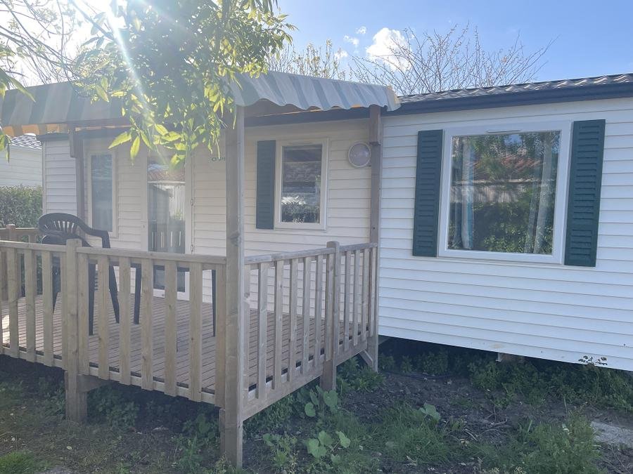 Camping Pas Cher vous présente avec son site Officiel campingpascher.fr, le Camping LES FLOTS-ATLANTIQUE classé 2 étoiles, situé sur la commune de Saint Pierre D'oléron dans le département Charente-maritime (Poitou Charentes) en France. Le camping LES FLOTS-ATLANTIQUE, vous présente un hébergement de type mobil-home de 30 m² avec climatisation et télévision. Le camping LES FLOTS-ATLANTIQUE vous propose du sam. 29 août au sam. 05 septembre 2026 pour 7 nuits à 384€. Cette location propose 86 dates différentes pour réserver votre séjour. Découvrez également les 8 autres gammes d'hébergements du camping. Les Avis clients pour le Camping LES FLOTS-ATLANTIQUE sont excellents avec une note moyenne de 8 sur 10. Mer, Animations familiales, Aire de jeux enfants, Cyclisme, Golf, Pétanque, Bar, Dépôt de pain, Supermarché, Épicerie,... En savoir plus : cliquez-ICI.