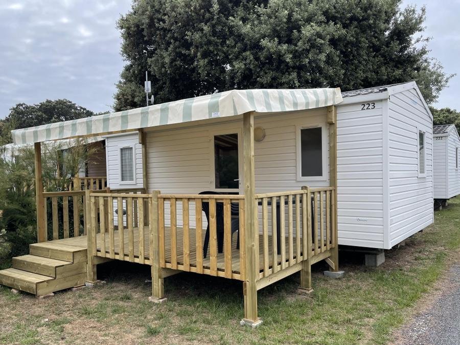 Camping Pas Cher vous présente avec son site Officiel campingpascher.fr, le Camping LES FLOTS-ATLANTIQUE classé 2 étoiles, situé sur la commune de Saint Pierre D'oléron dans le département Charente-maritime (Poitou Charentes) en France. Le camping LES FLOTS-ATLANTIQUE, vous présente un hébergement de type mobil-home de 25 m² pour 4 personnes. Le camping LES FLOTS-ATLANTIQUE vous propose du sam. 06 juin au sam. 13 juin 2026 pour 7 nuits à 314€. Cette location propose 72 dates différentes pour réserver votre séjour. Découvrez également les 8 autres gammes d'hébergements du camping. Les Avis clients pour le Camping LES FLOTS-ATLANTIQUE sont excellents avec une note moyenne de 8 sur 10. Mer, Animations familiales, Aire de jeux enfants, Cyclisme, Golf, Pétanque, Bar, Dépôt de pain, Supermarché, Épicerie,... En savoir plus : cliquez-ICI.