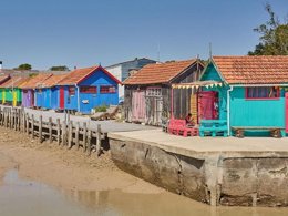 Camping Pas Cher vous présente avec son site Officiel campingpascher.fr, la Résidence Odalys Référence Terre Marine, située sur la commune de Saint Pierre D'oléron dans le département Charente-maritime (Poitou Charentes) en France. La résidence Odalys Référence Terre Marine, vous présente un hébergement de type maison de 36 m² pour 2 personnes et télévision. La résidence Odalys Référence Terre Marine vous proposeun séjour PAS CHER avec une REMISEdu sam. 13 juin au sam. 20 juin 2026, en promotion à -30% pour 7 nuits à 636,30 € au lieu de 909,0 € soit une Économie de 272,70 €. Cette location propose 18 dates différentes pour réserver votre séjour. Découvrez également les 2 autres gammes d'hébergements de la résidence. Les Avis clients pour la Résidence Odalys Référence Terre Marine sont excellents avec une note moyenne de 9 sur 10. Piscine chauffée, Piscine extérieure, Canoë-kayak, Centre équestre, Cyclisme, Golf, Ping-pong, Planche à voile, Pétanque, Randonnée, Surf, Voile,... En savoir plus : cliquez-ICI.